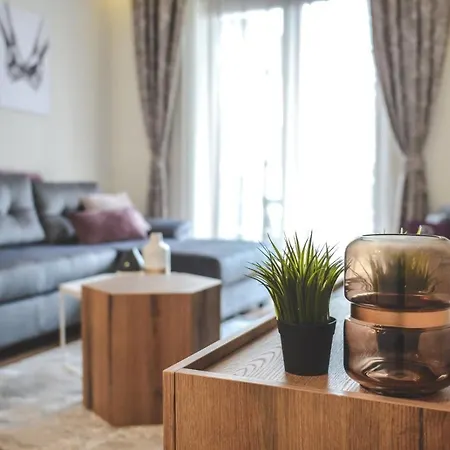 Mona Liza Apartman *